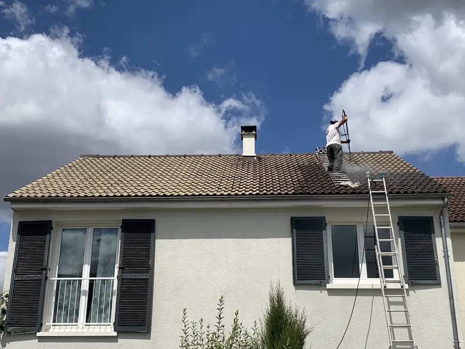 Démoussage de toiture au nettoyeur haute pression